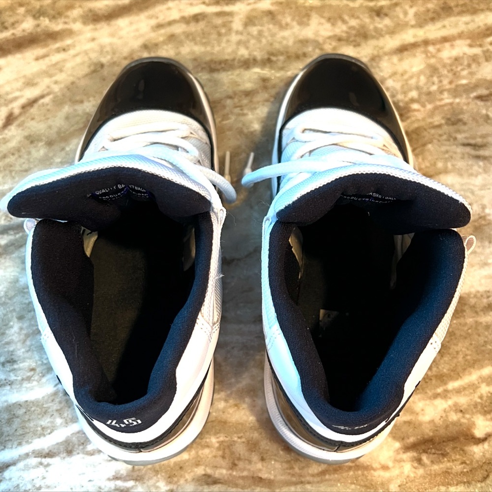 Air Jordan 11 Retro (GS) White/Black-Concord - Picture 5 of 12